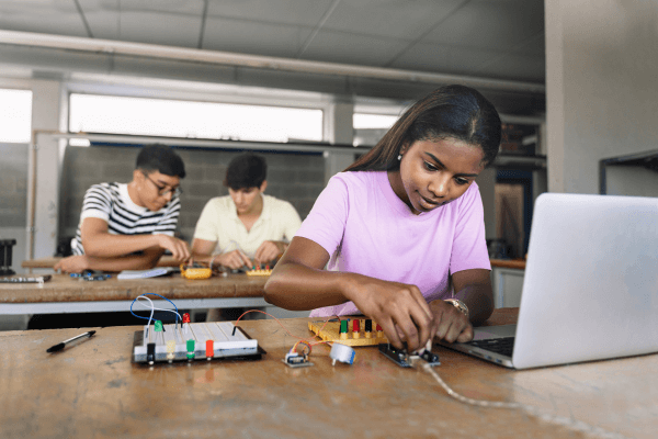 mechanical-reasoning-students-working-600px-compressed