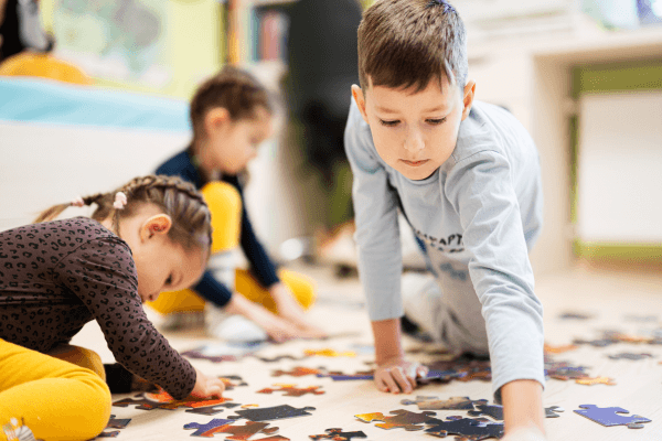 object-recognition-children-playing-puzzle-600px-compressed
